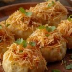 pupusas salvadoriennes garnies de fromage chicharrón et loroco avec curtido et salsa tomate